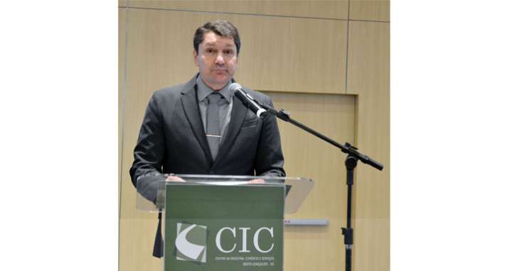 “Precisamos falar sobre política”, diz Simone Leite