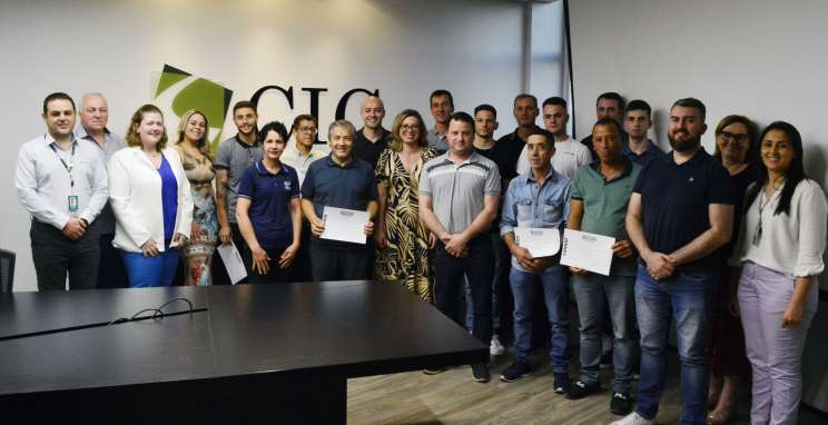 Qualifica Bento entrega diplomas para quarta turma de profissionais