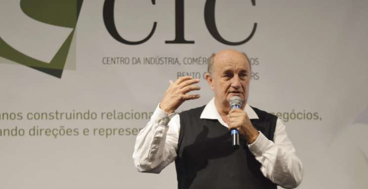 "Emprego garante o presente, e educação garante o futuro", diz Argenta no CIC-BG