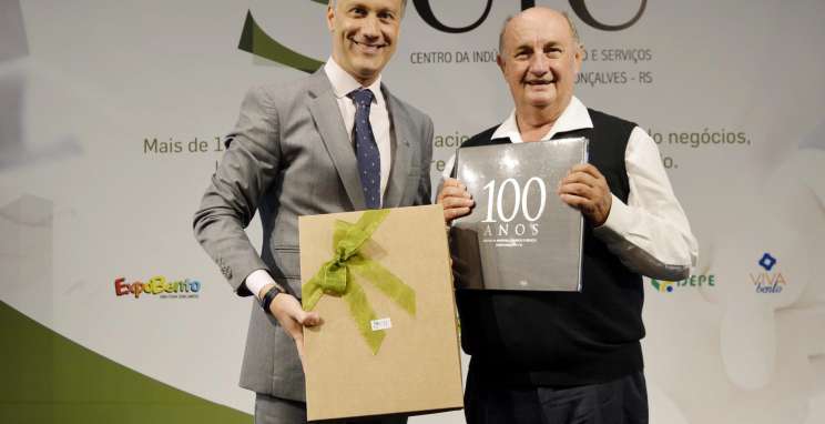 "Emprego garante o presente, e educação garante o futuro", diz Argenta no CIC-BG