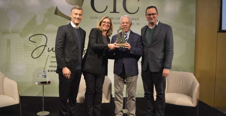 CIC-BG homenageia Ademar De Gasperi com troféu Dom Empreendedor