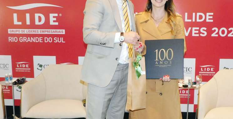 Rogério Capoani, presidente do CIC-BG e Carol Paiffer, empreeendedora