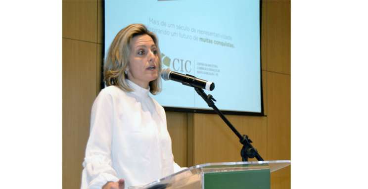 “Precisamos falar sobre política”, diz Simone Leite