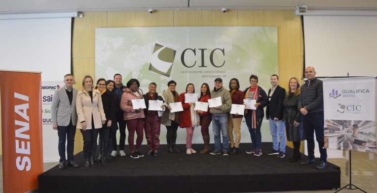 Qualifica Bento entrega certificados à turma do curso gratuito de 'Auxiliar de Produção'