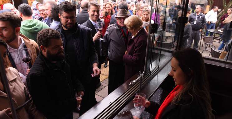 Fenavinho celebra a alegria do imigrante com desfile alegórico 