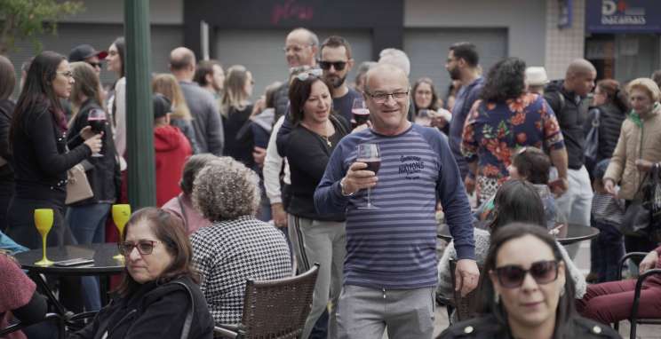Fenavinho celebra a alegria do imigrante com desfile alegórico 