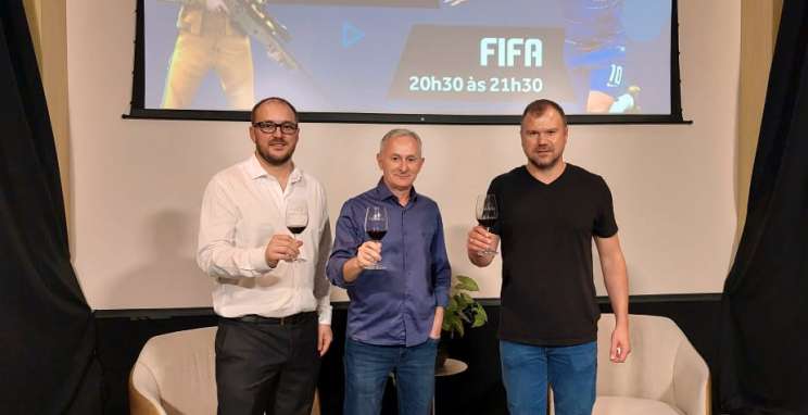 Vinicius Piva, Gilberto Durante e Rodrigo Valério brinando o sucesso do E-sports Bento 
